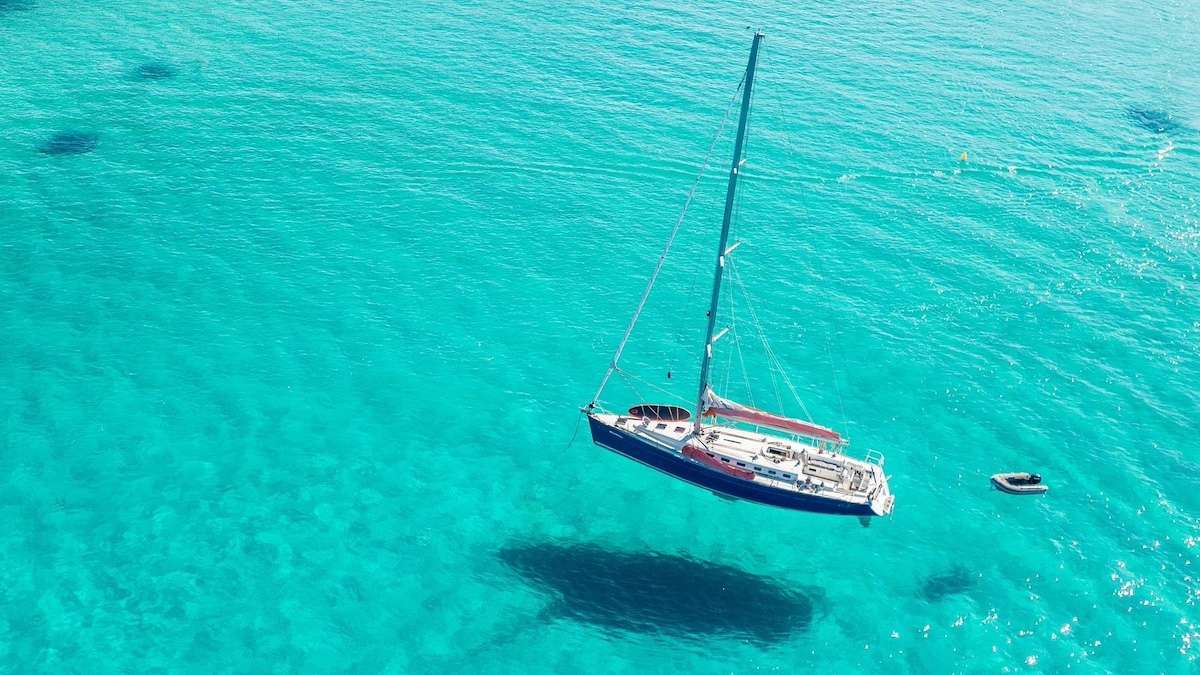 Vagabond sous voiles, vu du ciel